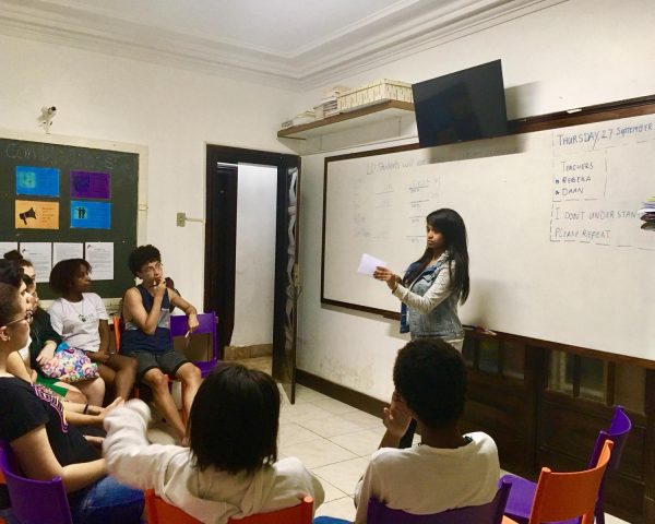 Volunteer English teacher Rebeka stood in front of the extracurricular English group in the EduMais classroom