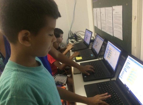 EduMais children programming a game using Scratch