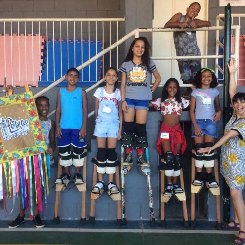 EduMais students at English Summer Camp 2019 pose for a photos in stilts after having walked in them