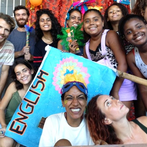 Participants on EduMais's 2018 Summer Camp and their volunteer English teachers hold a flag saying English on it