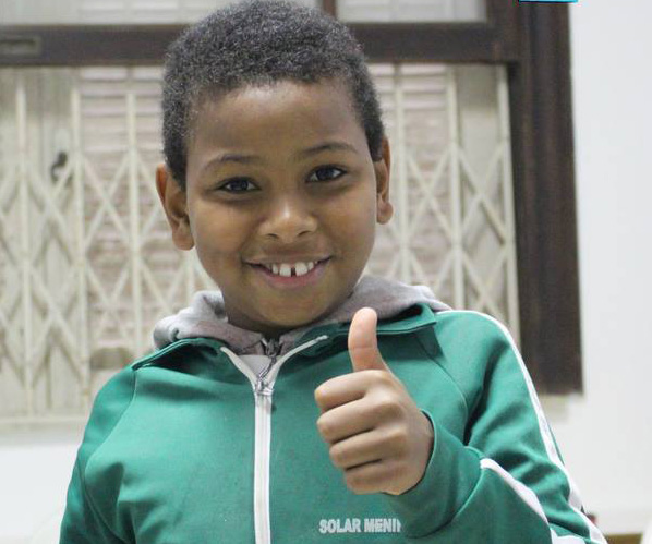 Boy giving thumbs up to support the idea of being a volunteer in Rio de Janeiro for free