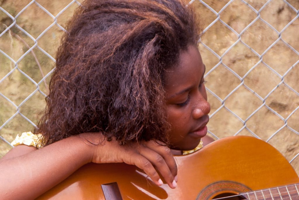 Kid_in_favela_playing_the_guitar