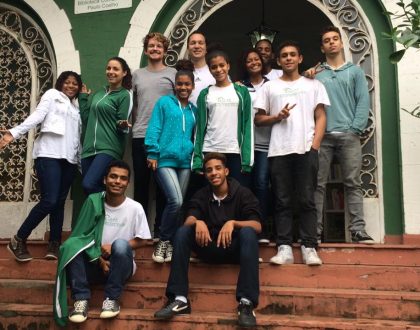 volunteer-teacher-with-students-rio-de-janeiro-edumais