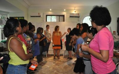 EduMais founder Diana running Positive Discipline Training in Action for Teachers of Solar Meninos de Luz. Exercise Encouragement vs Enabling.