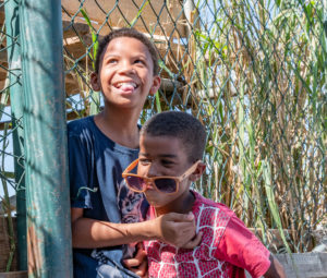 Smiling-and-playing-kids-in-the-favelas-rio-de-janeiro-edumais