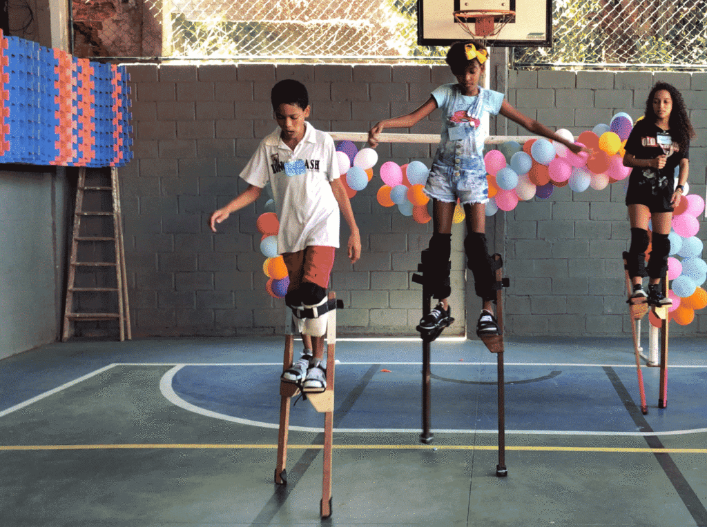 kids-learning-to-walk-on-stilts-in-favelas-rio-de-janeiro